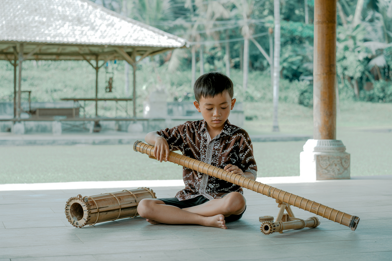 Mencoba alat musik tradisional