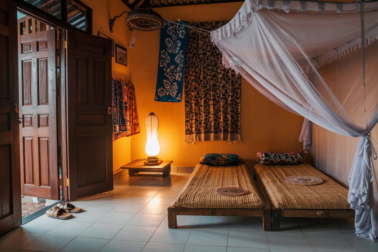 Menginap di rumah warga lokal